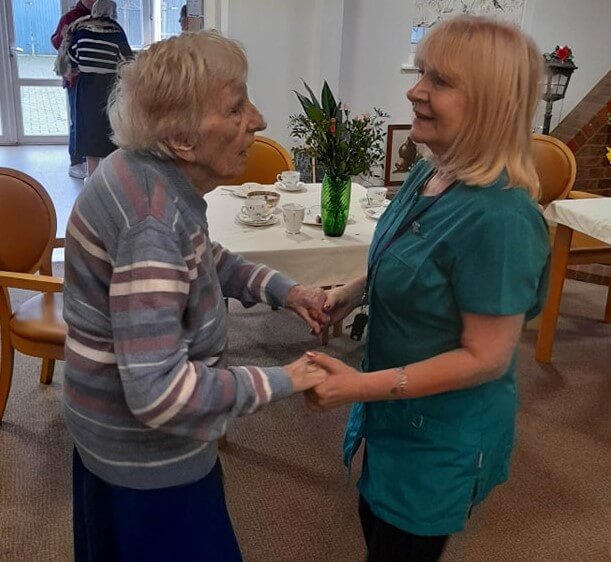 Broadwater Lodge - Broadwater dancing