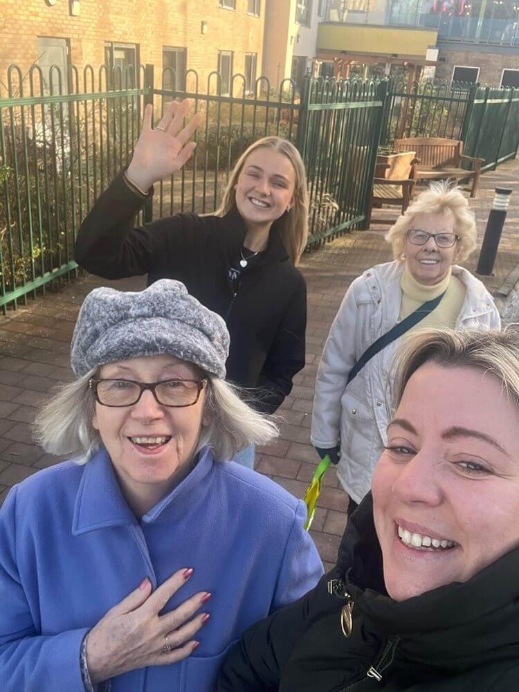 Cairdean House - Cairdean House residents walking